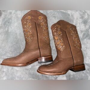 Woman boots, new never worn.